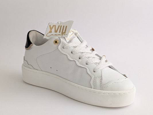 Sneakers Bianca "Good Vibes" con ciondolo in vero oro XVIII carati.