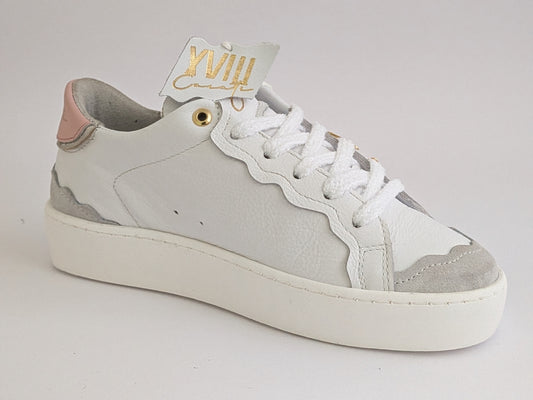 Sneakers bianche e rosa con ciondolo in vero oro XVIII carati.