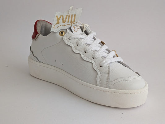 Sneakers bianche e rosse con ciondolo in vero oro XVIII carati.