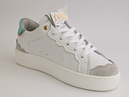 Sneakers bianche, oro, azzurre con ciondolo in vero oro XVIII carati.