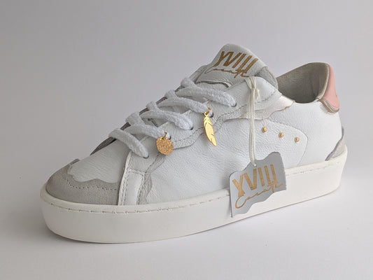 Sneakers bianche e rosa con ciondolo in vero oro XVIII carati.