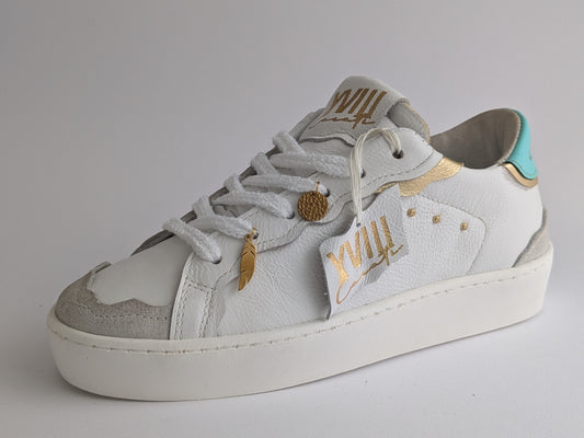 Sneakers bianche, oro, azzurre con ciondolo in vero oro XVIII carati.