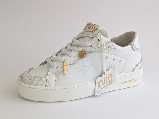 Sneakers Bianca "I Am Precious" con in vero oro XVIII carati.