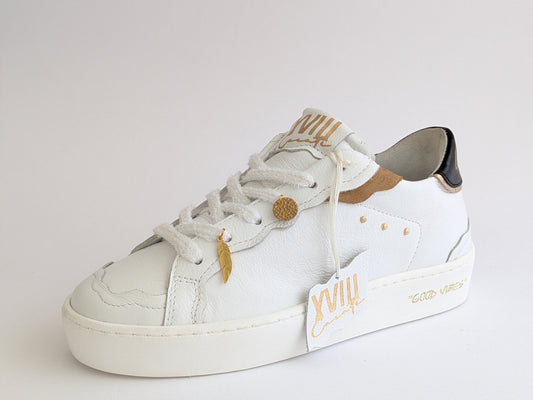 Sneakers Bianca "Good Vibes" con ciondolo in vero oro XVIII carati.